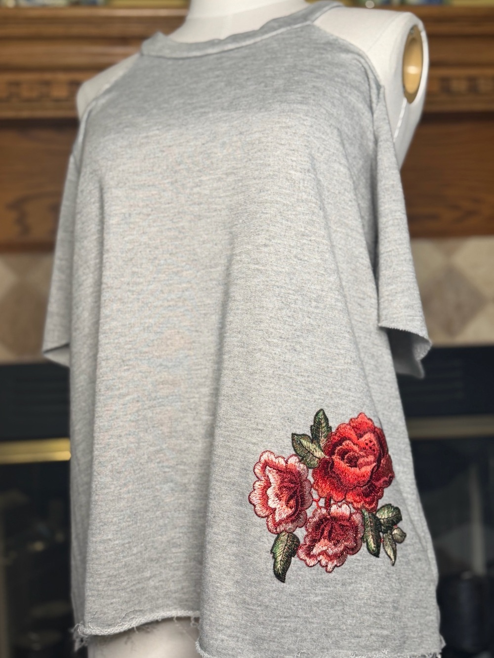 Jella C. Grey Cold-Shoulder Tee with Red Rose Embroidery Women’s Size Medium